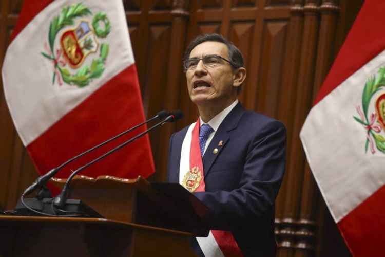 presidente do Peru com bandeira atrás