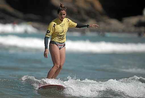 Chloé Calmon, atual líder do ranking mundial de longboard da WSL