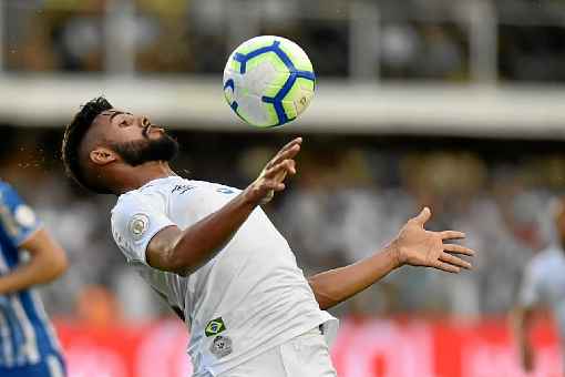 O volante Felipe entrou no intervalo da partida para marcar o terceiro gol da vitória do Peixe