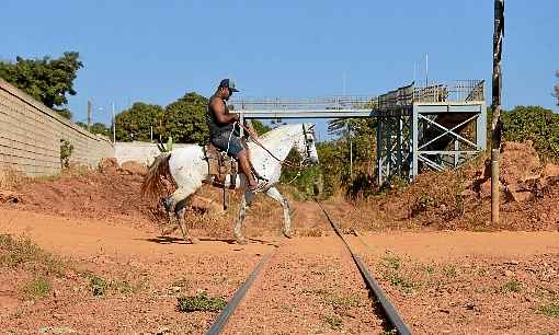 Jorge Roberto, 32 anos, que mora à margem da linha férrea, se desloca a cavalo, no Entorno do Distrito Federal