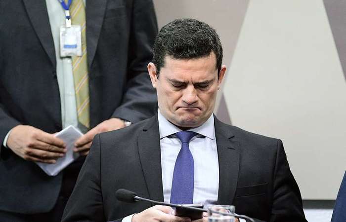 Sérgio Moro trocando mensagens