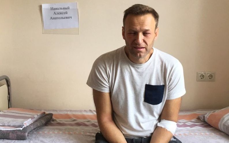 Navalny, em foto tirada ainda no hospital: 