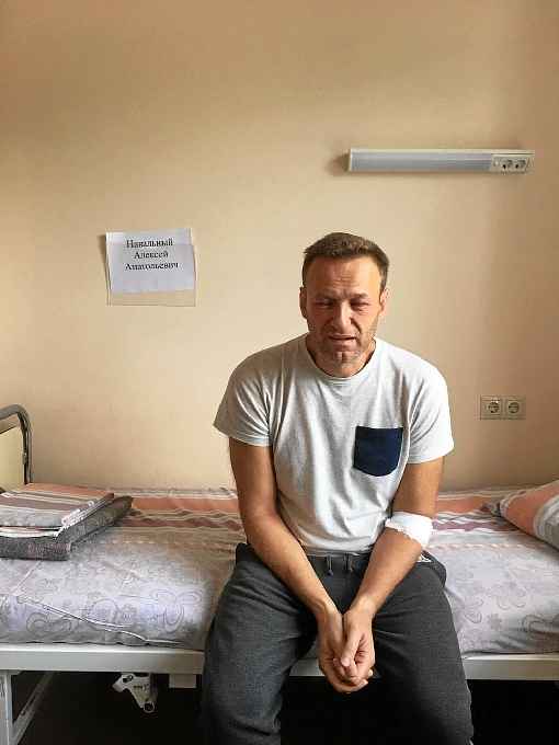 Navalny, em foto tirada ainda no hospital: 