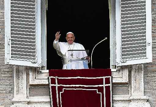 O papa na janela da biblioteca do Vaticano: 