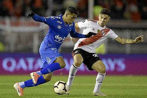 Pedro Rocha (E) encara a marcação de Gonzalo Montiel: na semana passada, em Buenos Aires, houve empate por 0 x 0