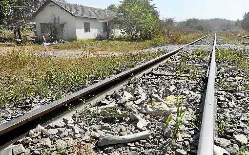 Assim como na abandonada Estação Calambau, na zona rural de Luziânia (GO), boa parte da linha férrea que parte de Brasília cruza áreas inabitadas