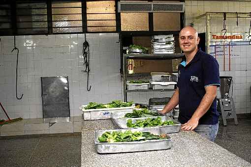 O diretor de Nutrição do Zoológico, Lucas Andrade, prepara alimentos especiais para o inverno