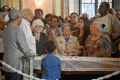 Artistas durante o velório de Ruth de Sousa: referência do teatro brasileiro