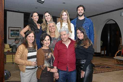 A aniversariante com três das cinco filhas, Ana Beatriz, Adriana e Ana Luiza, o marido, Wanderval Calaça, e os netos.