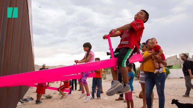 Criança brinca em gangorra instalada na fronteira entre Estados Unidos e México