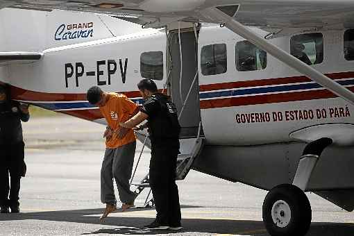 Autroridades estaduais transferiram ontem 46 detentos para Belém. Dezesseis serão depois conduzidos para unidades federais de segurança máxima