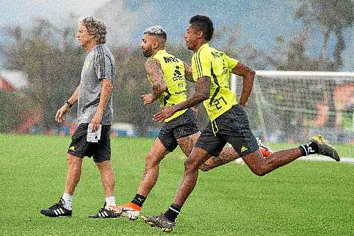 O técnico Jorge Jesus e os atacantes Gabigol e Bruno Henrique: equipe carioca confia no apoio das arquibancadas para reverter o placar