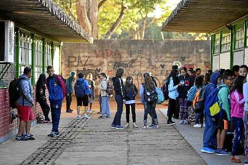 O ensino de moral e cívica foi lecionado durante a vigência de regimes autoritários do Brasil