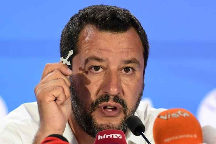 Matteo Salvini, ministro italiano do Interior, comunicou decisão pelo Facebook