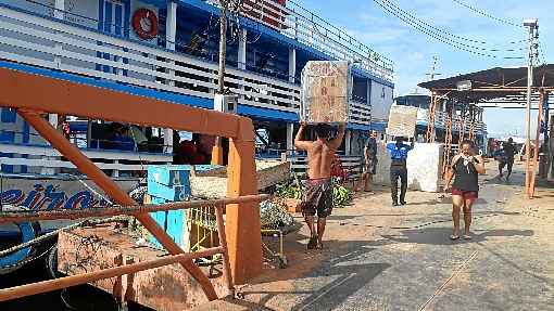 Carregadores levam caixas e eletrodomésticos para uma embarcação: a região amazônica concentra 99% do transporte de pessoas por rios em território brasileiro