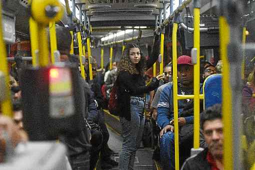 Fernanda Gonçalves passa mais de três horas por dia dentro de ônibus superlotados para ir e voltar do trabalho