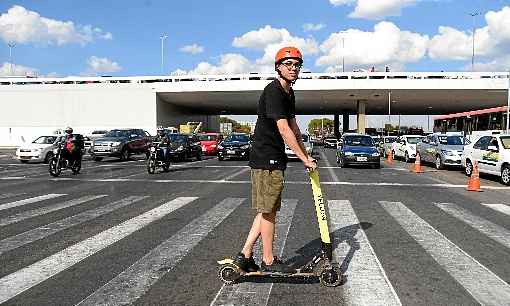 O estudante Guilherme Gomes aderiu ao patinete, por ser um meio prático e barato de locomoção, além de fazer bem à saúde