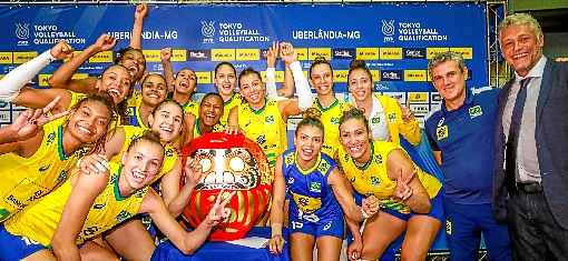 Jogadoras comemoram com boneco dos Jogos Olímpicos de Tóquio: superação para conquistar a vaga