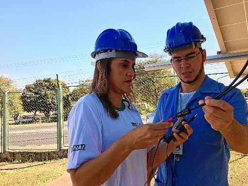 Roberta (à esquerda) estudou sistemas fotovoltaicos