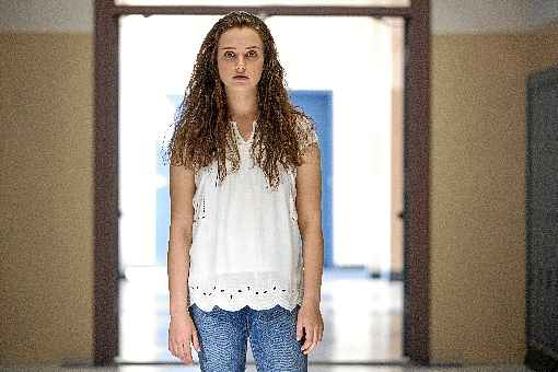 Após dois anos da estreia, 13 reasons why deletou a cena que mostrava o suicídio da protagonista