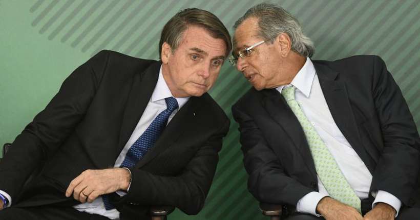 Jair Bolsonaro e Paulo Guedes conversam