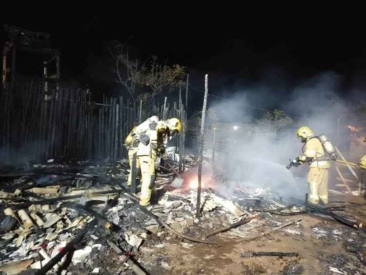 O proprietário da casa incendiada não foi localizado