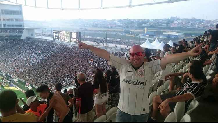 Torcedor conta que foi algemado após protestar contra Bolsonaro em estádio