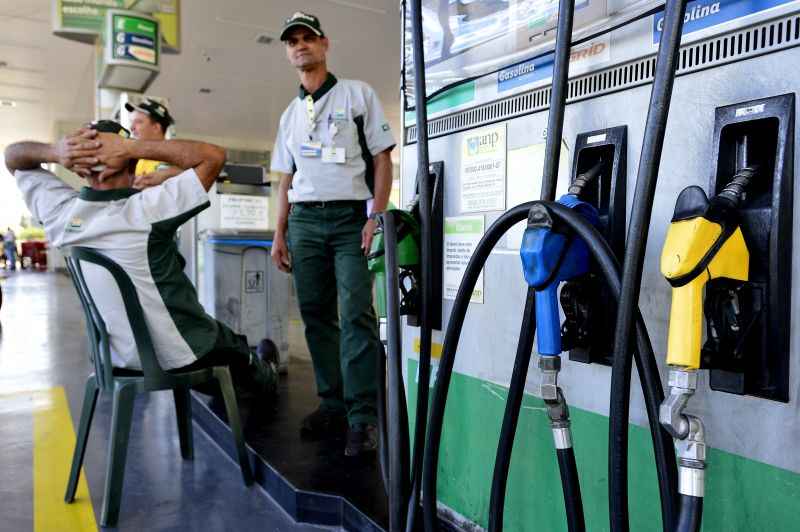 Preço da gasolina cai novamente. O Correio percorreu 33 postos de abastecimento e o valor chega a R$ 3,84 na 313 Sul, em Brasília