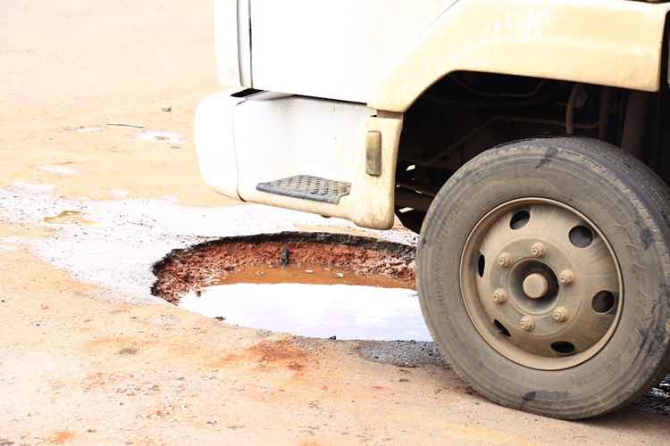 buraco no asfalto onde um caminhão passa