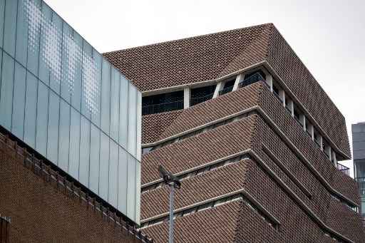 Menino de 17 anos é suspeito de empurrar um turista francês de 6 anos de uma plataforma de observação do 10º andar do museu Tate Modern, em Londres.