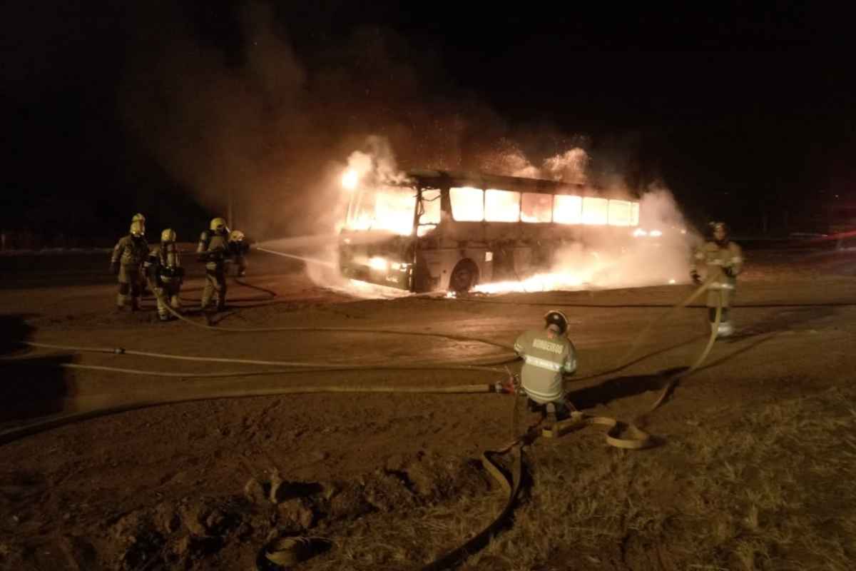 Bombeiros foram chamados para extinguir as chamas