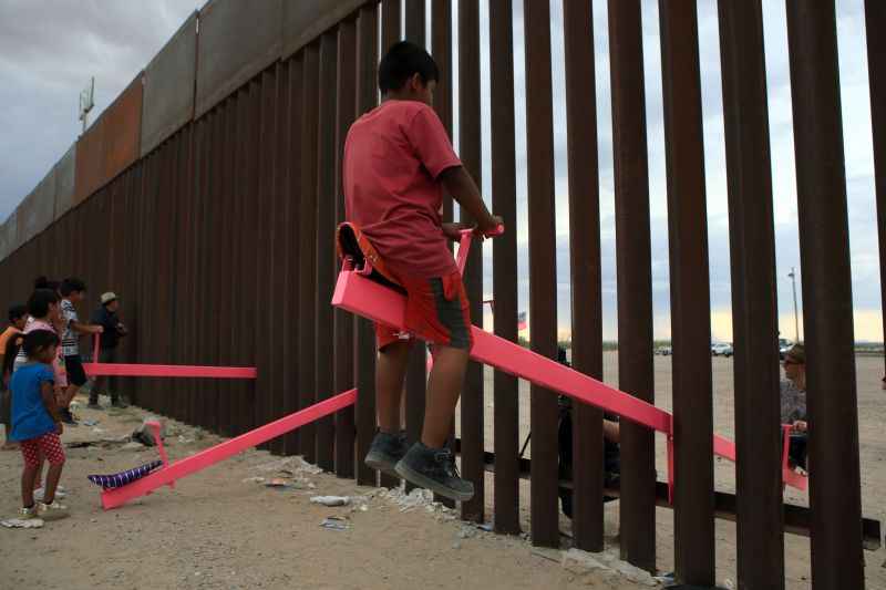 As gangorras foram instaladas no muro entre as cidades de Ciudad Juárez (México) e El Paso (Texas, Estados Unidos)