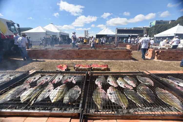 Para comer peixe assado, o cidadão precisa doar um quilo de alimento não perecível