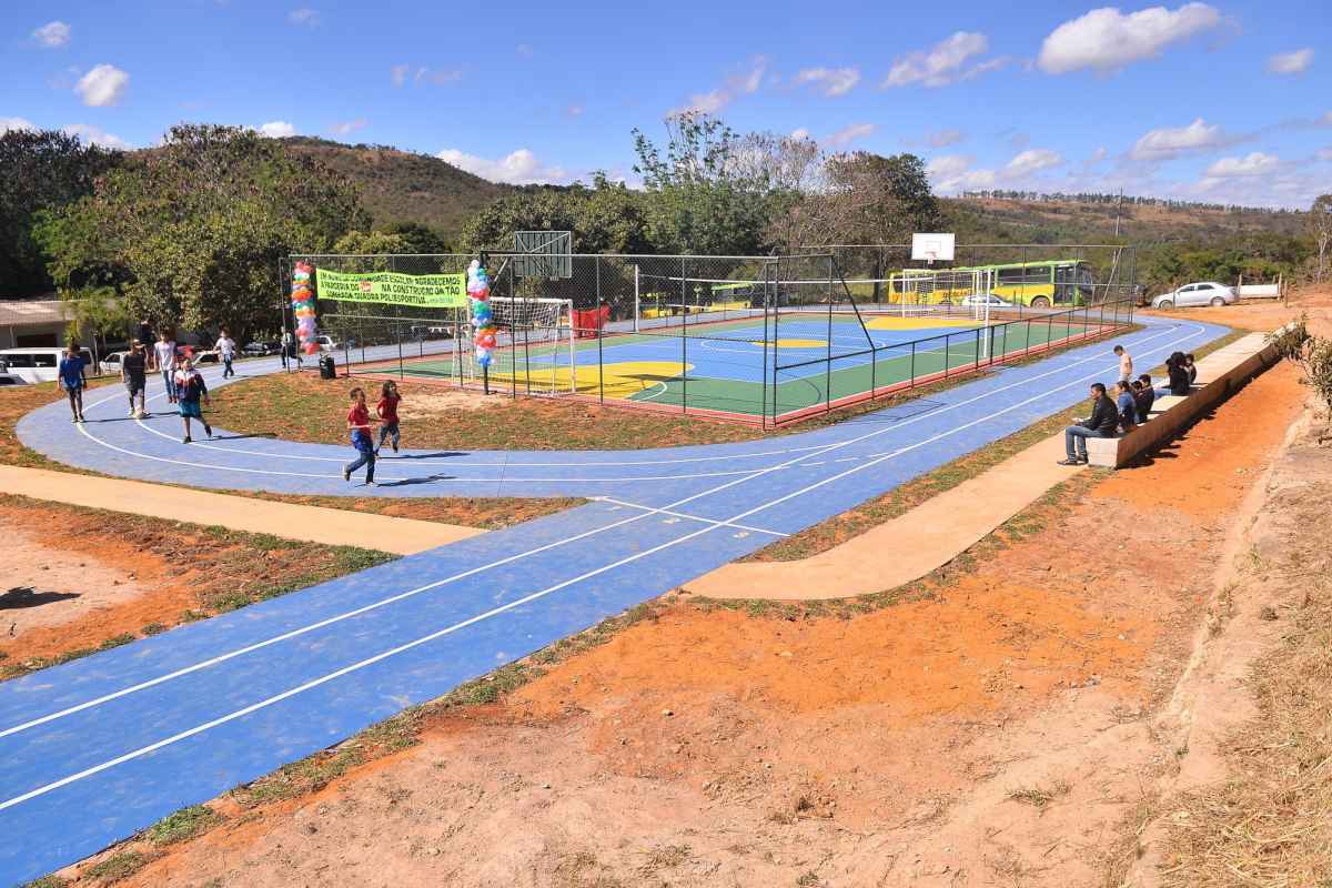 Quadra conta com pista de atletismo