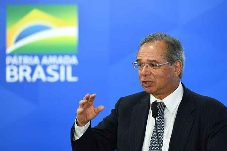 Paulo Guedes fala em um microfone