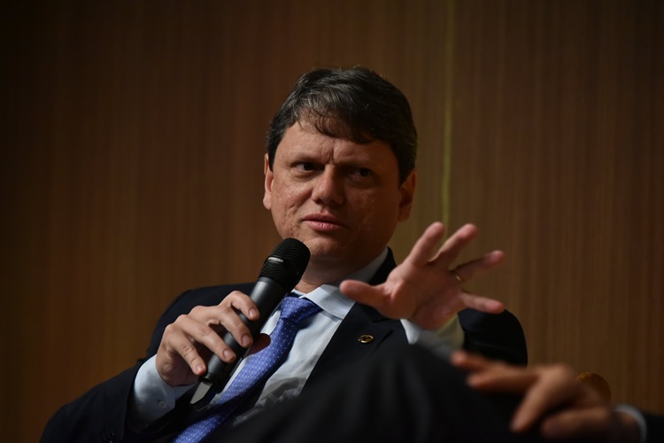 Governo quer dobrar transporte de carga por ferrovias, diz ministro