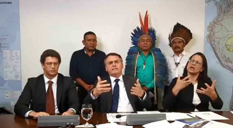 Bolsonaro ao lado de Salles e indiginas