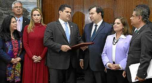 Davi Alcolumbre recebeu o texto da PEC da Previdência das mãos de Rodrigo Maia: proposta precisa da aprovação de 54 dos 81 senadores