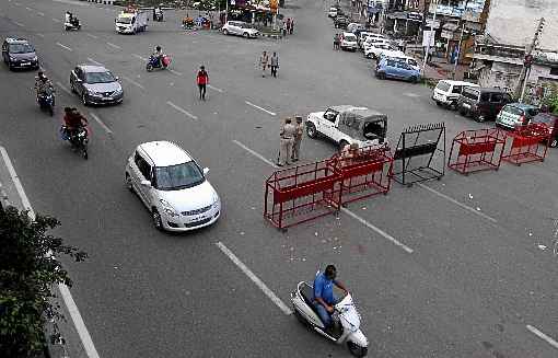 Bloqueio montado pela polícia na cidade de Jammu, de 600 mil habitantes