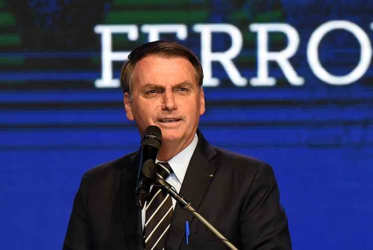 Bolsonaro fala em microfone