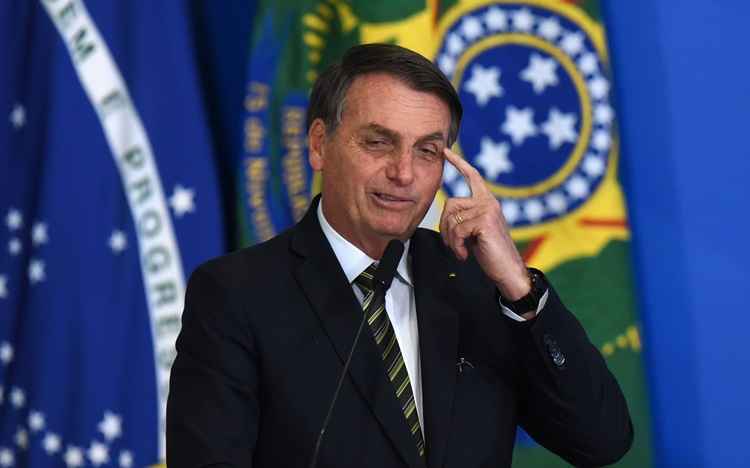 Bolsonaro com bandeira do Brasil atrás