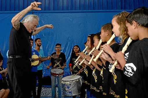 O maestro esteve com 250 crianças e adolescentes que participam das oficinas de instrumentos de sopro, flauta, percussão e escaleta