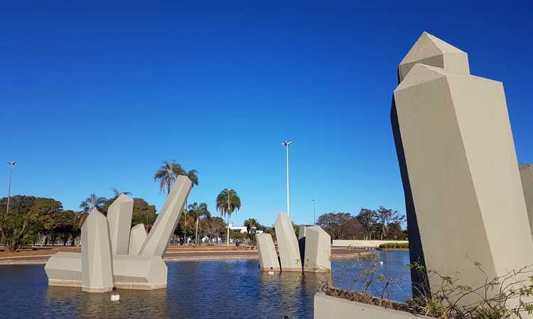 Praça dos cristais e céu claro