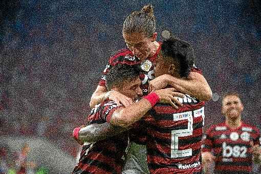 Arrascaeta (E) marcou o segundo gol rubro-negro e foi festejado pelo time