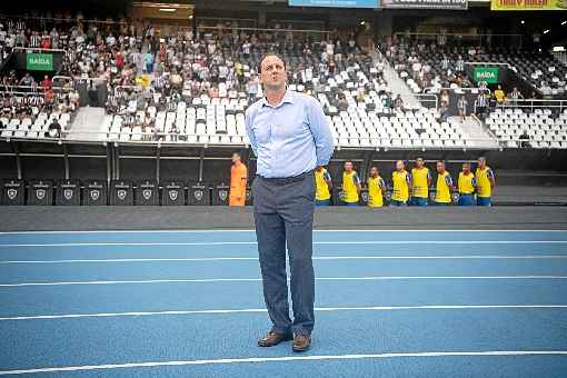 Cruzeiro acerta contratação do técnico Rogério Ceni até dezembro de 2020. Missão do treinador, que deixa o comando do Fortaleza, é salvar a equipe celeste do rebaixamento e avançar na Copa do Brasil