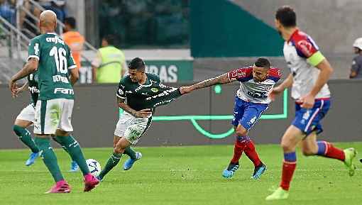 O atacante Dudu (C) fez dois gols contra o Bahia, que buscou o empate