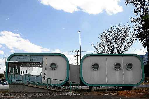 Locais que antes traziam segurança para a comunidade, espaços destinados a policiais militares se transformaram em abrigo para moradores de rua e usuários de drogas. Muitos desses equipamentos foram incendiados e destruídos