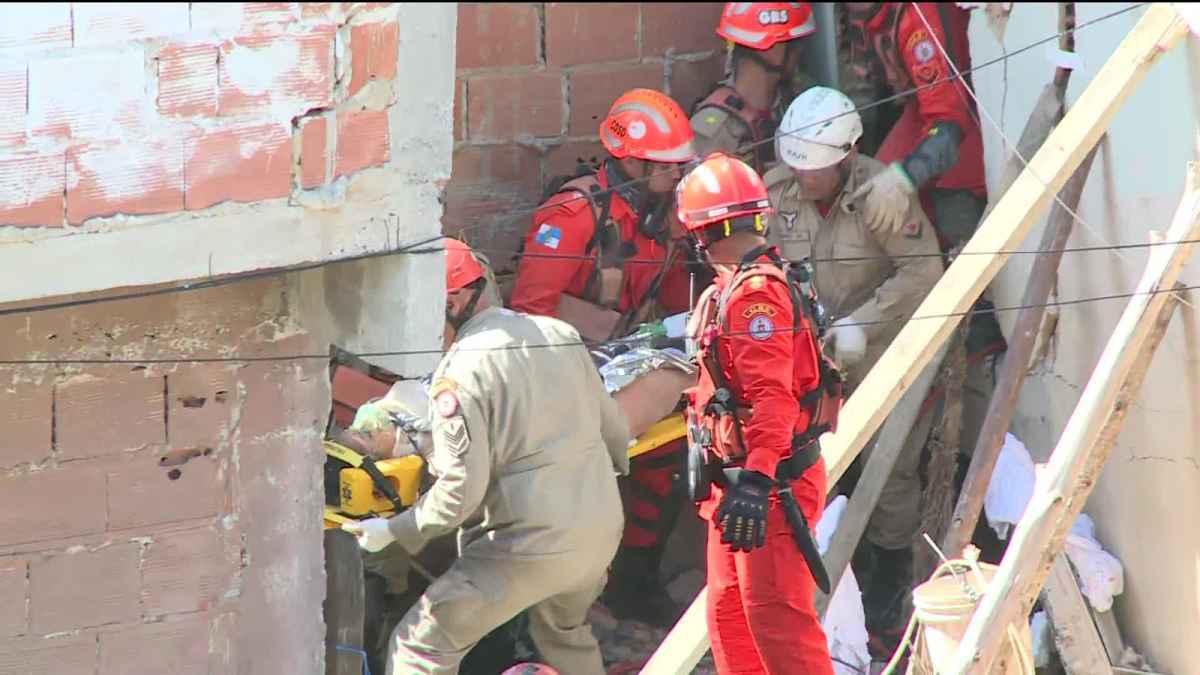 Moradora é retirada de escombros de casa que desabou no Rio de Janeiro