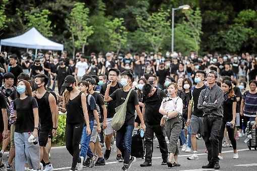 Manifestantes no aeroporto da cidade, que passou a segunda-feira sem operações: tensão em escalada