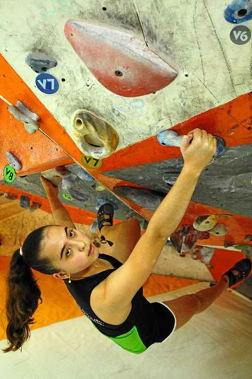 Multiesportista, Iasmin Freitas treina, em média, três horas por dia para a escalada esportiva: tudo custeado pela família